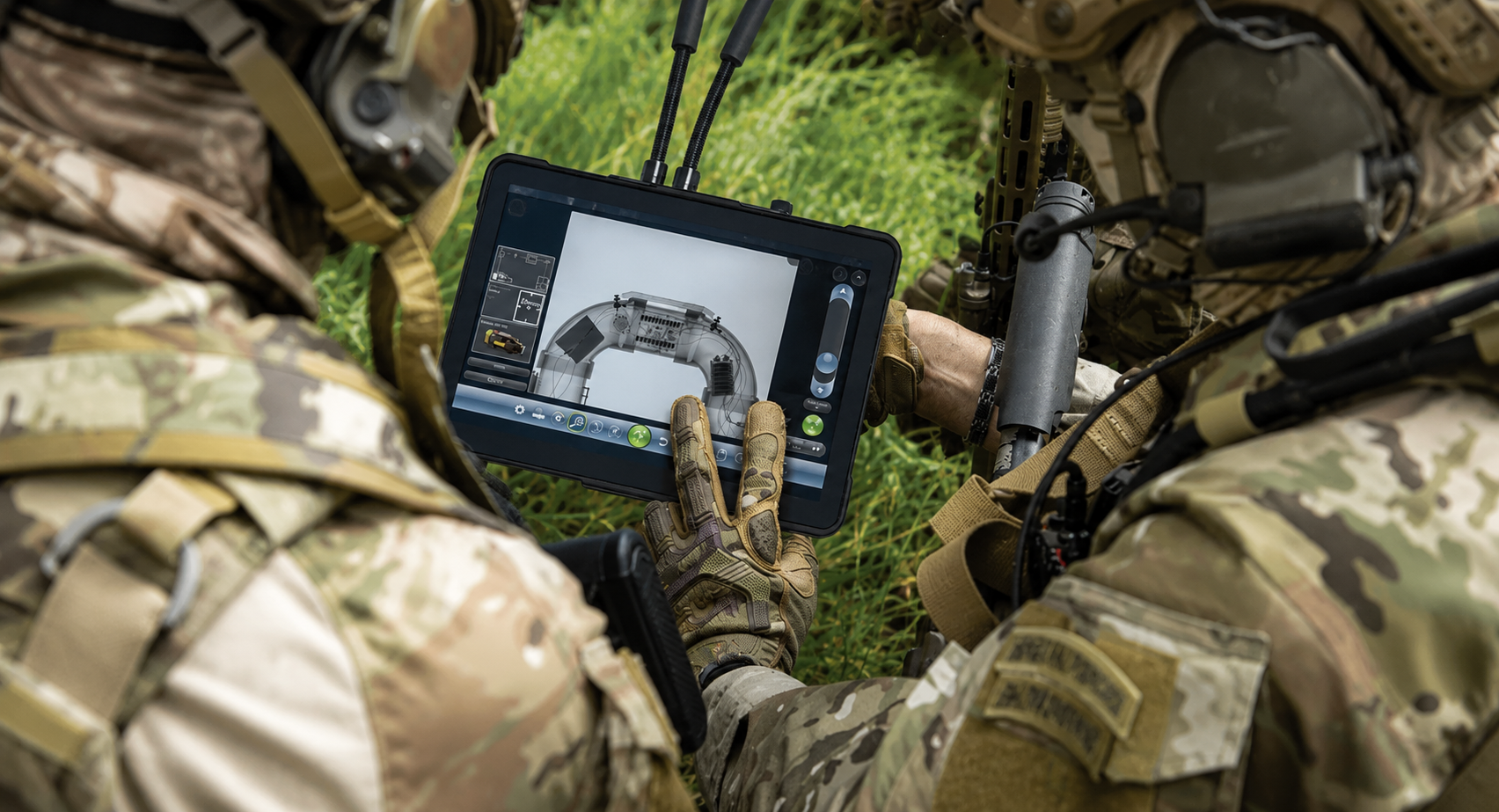 Equipe EOD analisando imagem de raio-X de artefato em tablet rugged em campo